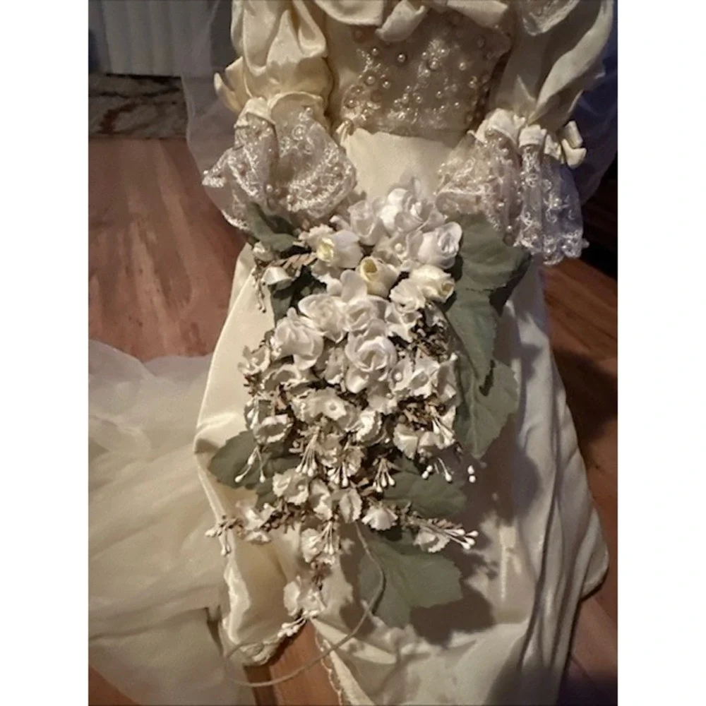 Princess Diana Porcelain Doll Wedding‎ Gown Veil Collectible Display